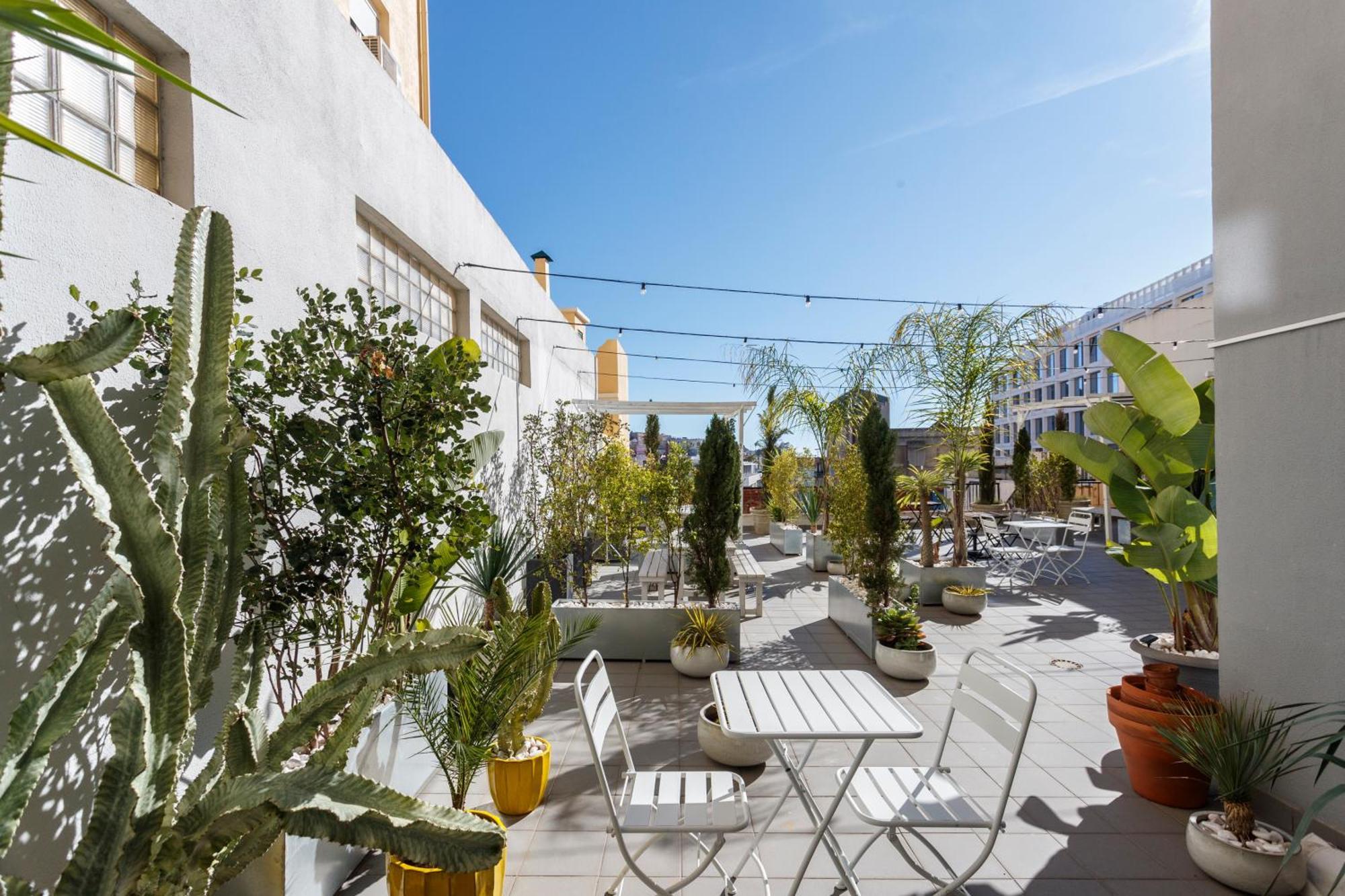 Red, Red Wine In Lisbon By Misha'S Place 3B Exterior foto